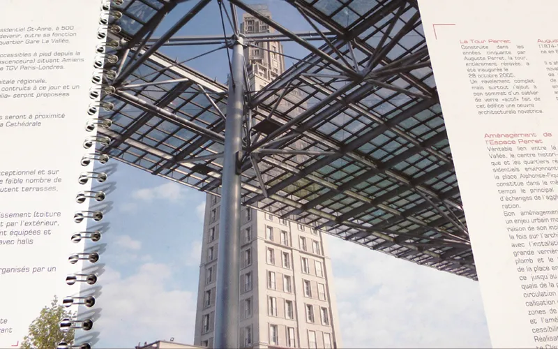 Mise en page d'un catalogue produit haut de gamme ouvert.