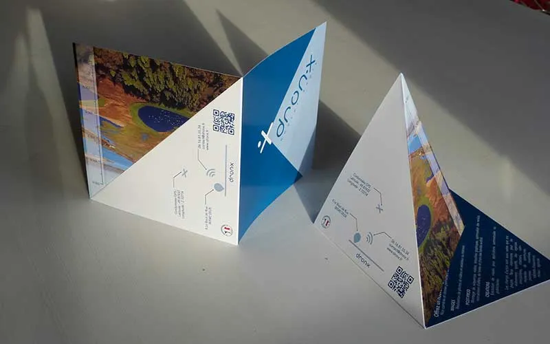 Design de flyers originaux en forme de pyramide pour Dronx par le studio Agraf.