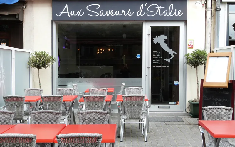 Application de l'identité visuelle sur façade de restaurant pour Aux Saveurs d'Italie par Agraf.
